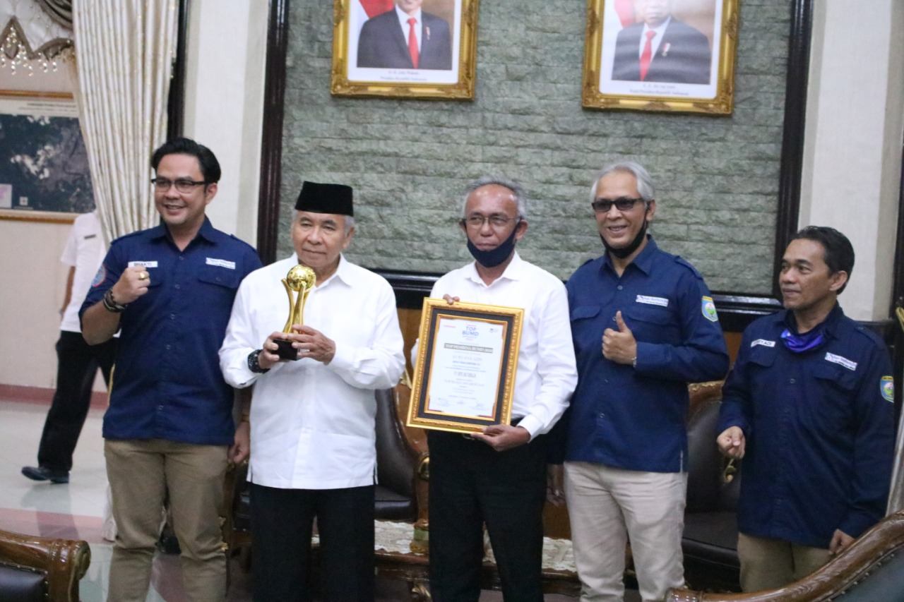 Bupati OKU Menerima Penghargaan TOP Pembina BUMN Awards tahun 2020.