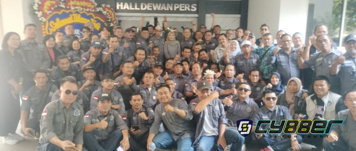Ratusan Anggota PJS Antar Ketua Umum Mahmud Marhaba Serahkan Dokumen Konstituen ke Dewan Pers