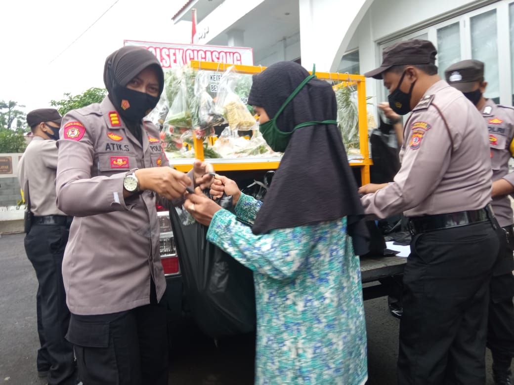 Polres Majalengka Polda Jabar Bagikan Sembako Cuma-Cuma