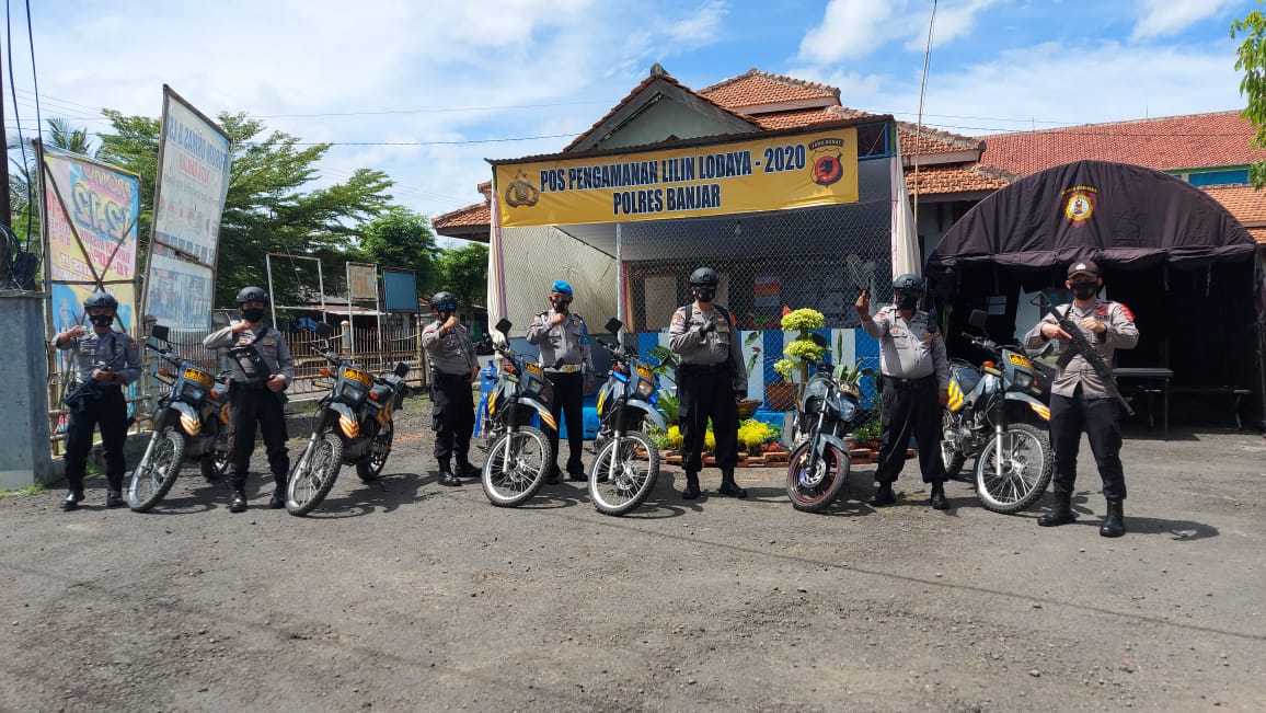 Kasat Sabhara Polres Banjar bersama Personel Patroli Kontrol Gereja di Wilayah Hukum Polres Banjar