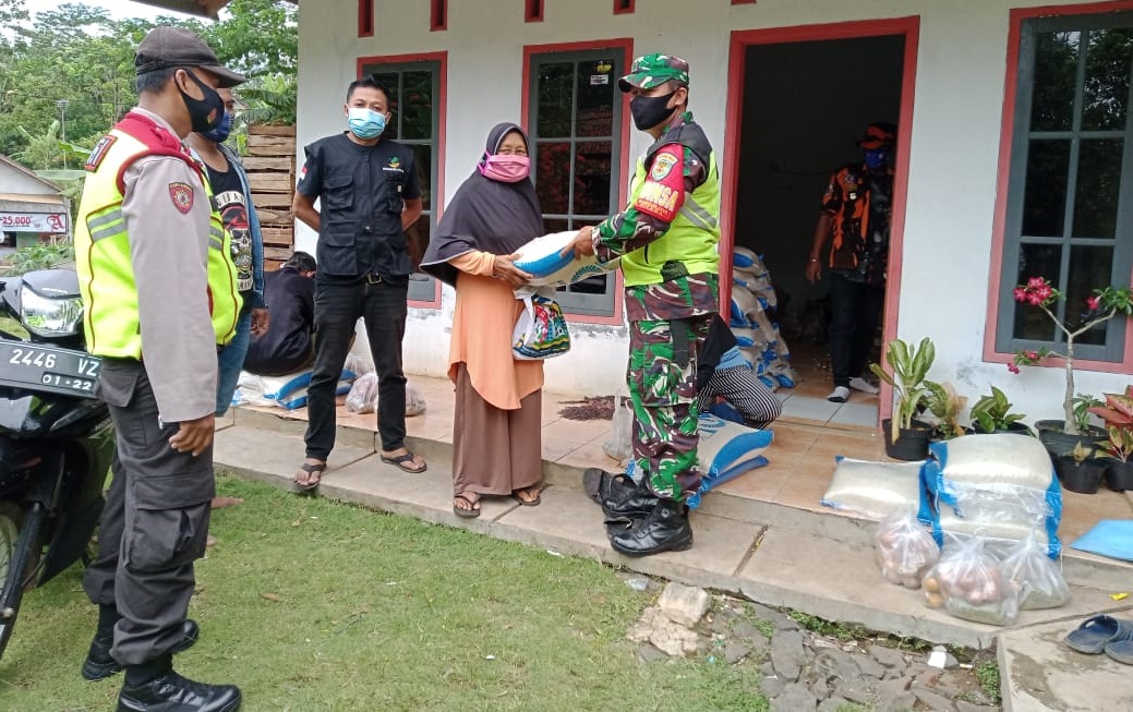 Berikan Rasa Aman Pada Penerima BPNT, Polsek Cisaga Polres Ciamis Lakukan Pengawalan