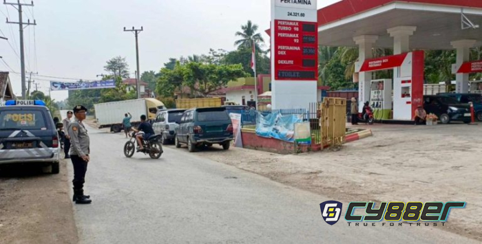 Polsek Baturaja Barat Turun Langsung Demi Kelancaran Antrean BBM Subsidi di SPBU Batu Putih