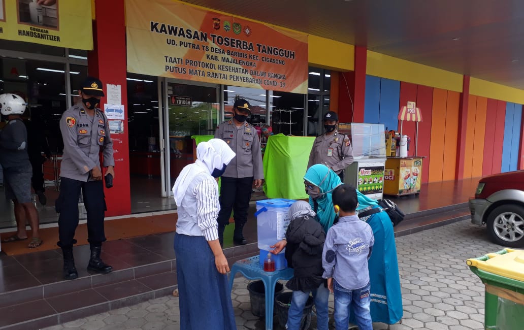 Polres Majalengka Polda Jabar Edukasi 3M Pada Pengunjung Swalayan