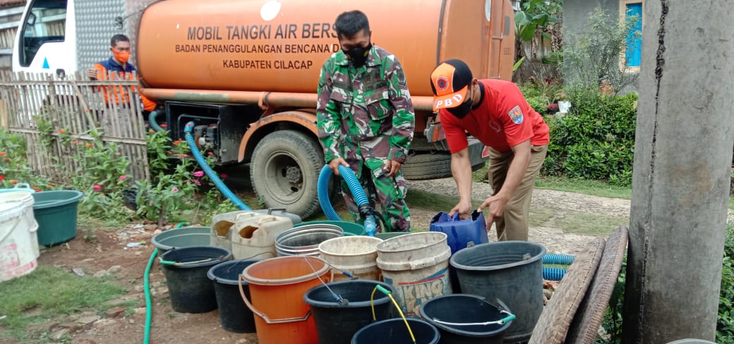 Pendistribusian Air Bersih dalam Rangka Penanganan Kekeringan di Desa Bantar 