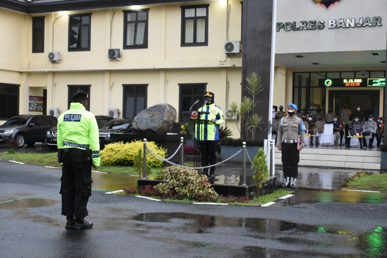 Di Bawah Guyuran Hujan, Kapolres Banjar Polda Jabar Pimpin Apel Kesiapan Pengamanan Malam Tahun Baru 2021