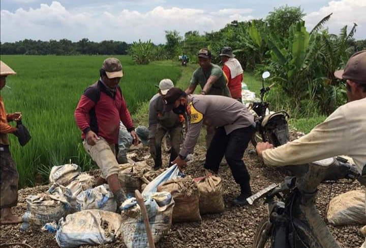 Bhabinkamtibmas Polsek Kertajati Polres Majalengka Polda Jabar Bersama Warga Gotong Royong Benahi Tebing Ambruk