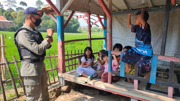 Dansat Brimob Polda Jabar : Anak- Anak Boleh Bermain, Asal Gunakan Masker