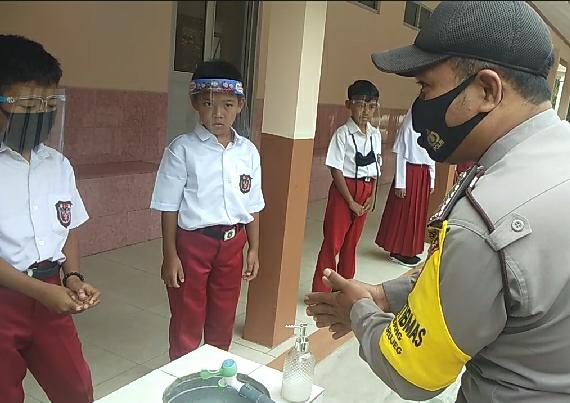 Cegah Penularan Covid-19, Bhabinkamtibmas Polsek Bantarujeg Ajari Anak-Anak Cuci Tangan Dan Bagikan Masker Gratis 