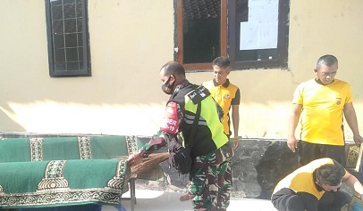 Bersihkan Mushola, Wujud Pelayanan Bhabinkamtibmas Pada Masyarakat