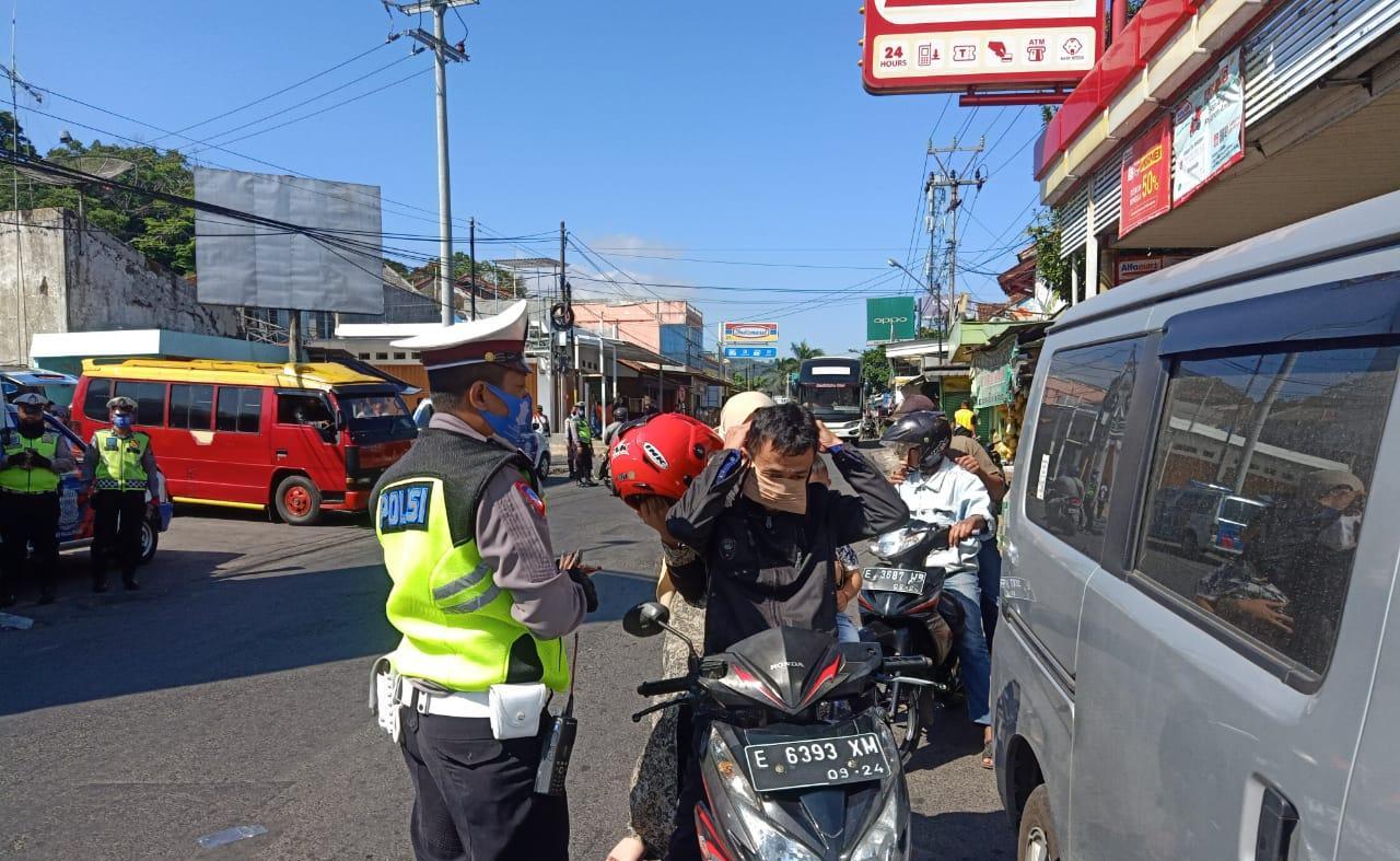 Ops Patuh Lodaya Hari Ke Enam, Sat Lantas Polres Majalengka Bagikan Masker Serta Razia Simpatik dan Humanis