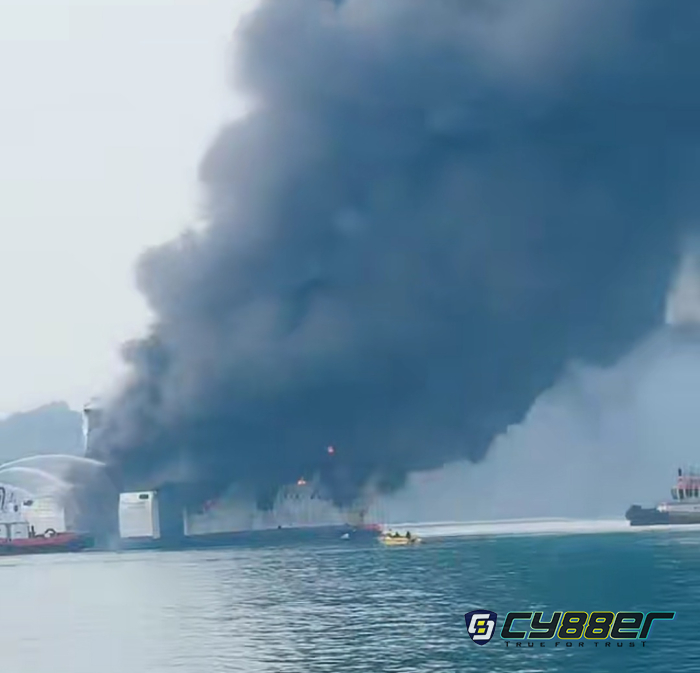 KMP Batumandi Terbakar di Perairan Merak Besar Seluruh Penumpang dan Awak Kapal Dievakuasi