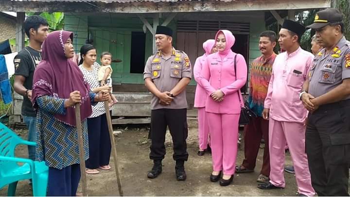 Jumat Barokah, Kapolres Siak Beserta Jajaran Serahkan Bantuan kepada Warga Desa Tuah Indrapura