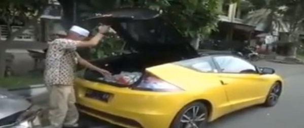 VIRAL !!! Peduli Sesama, Kakek Lansia di Solo Kendarain Mobil Mewah Sekaligus Bagikan Uang dan Sembako kepada Warga