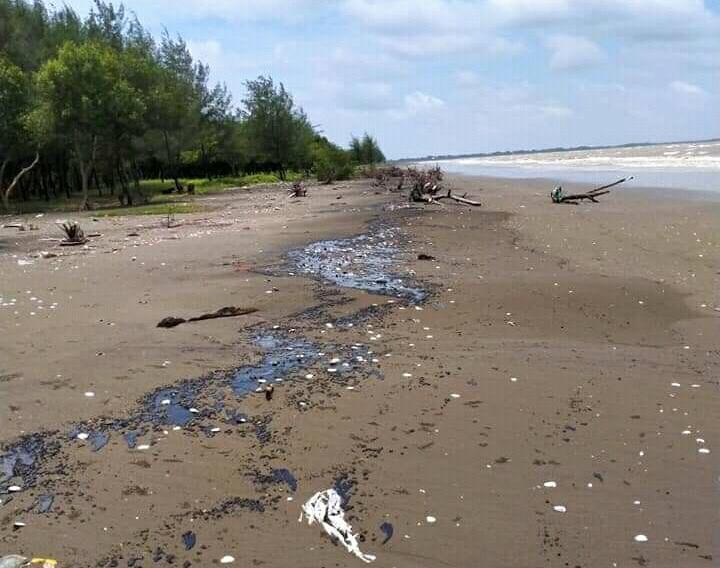 Masyarakat Risau di Pesisir Pantai Pulau Putri ada Cairan Kental yang Diduga Oil Spil Pertamina
