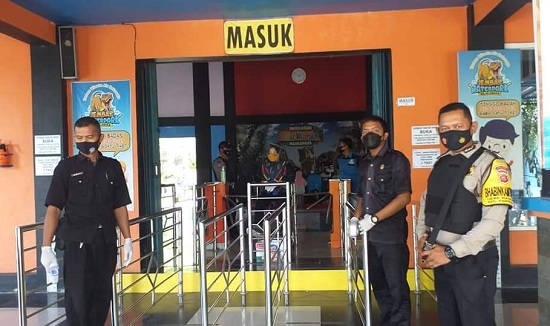 Bhabinkamtibmas Polres Majalengka Polda Jabar Himbau Pengunjung Cegah Penyebaran Covid-19 di Objek Wisata