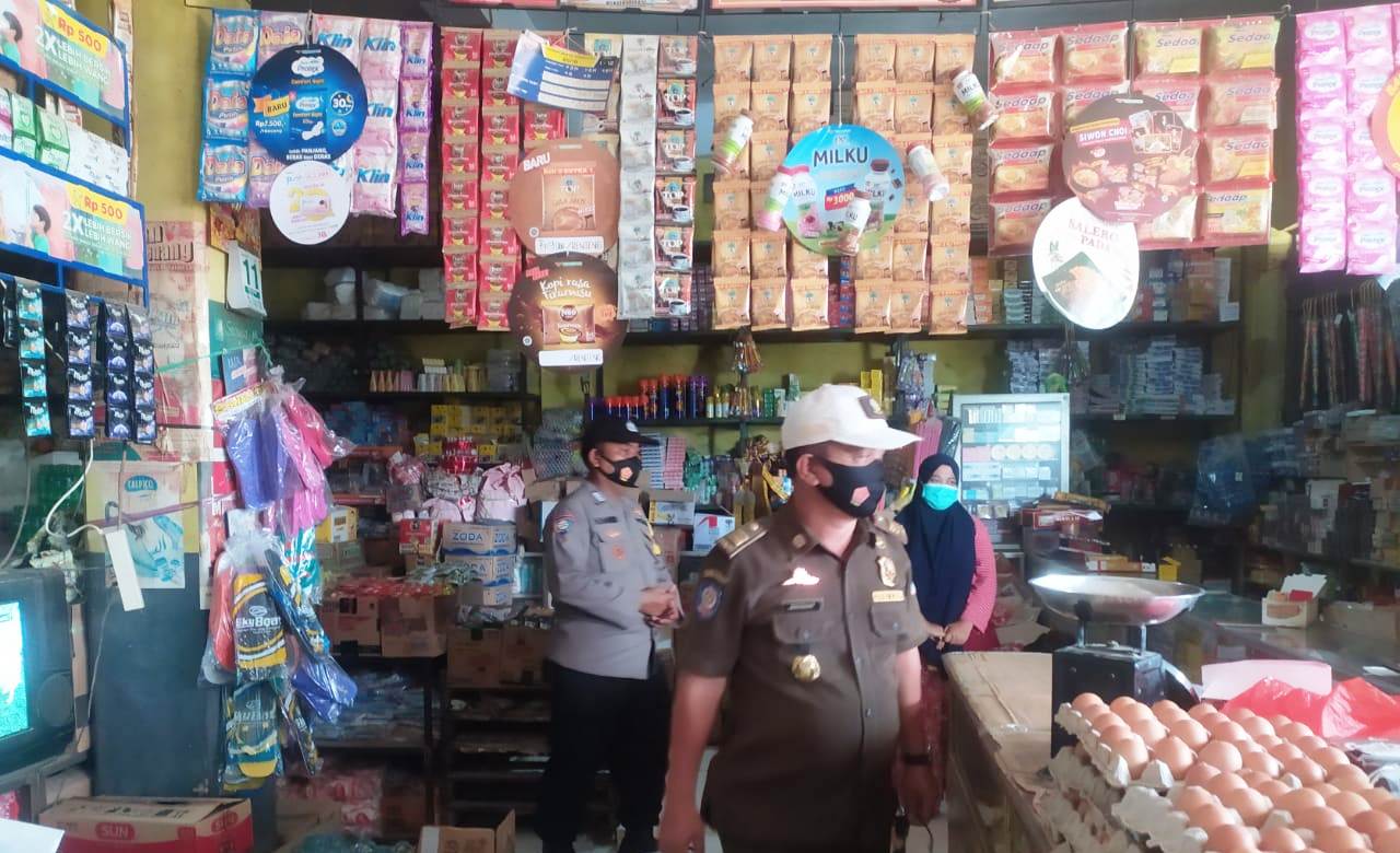 Secara Humanis Polres Karawang Polda Jabar Tegur Warga yang Tak Gunakan Masker