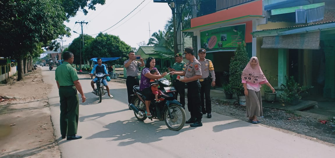 Cegah Virus Corona, Polsek Kotarih bersama Koramil Bagi Masker Gratis Ke Masyarakat