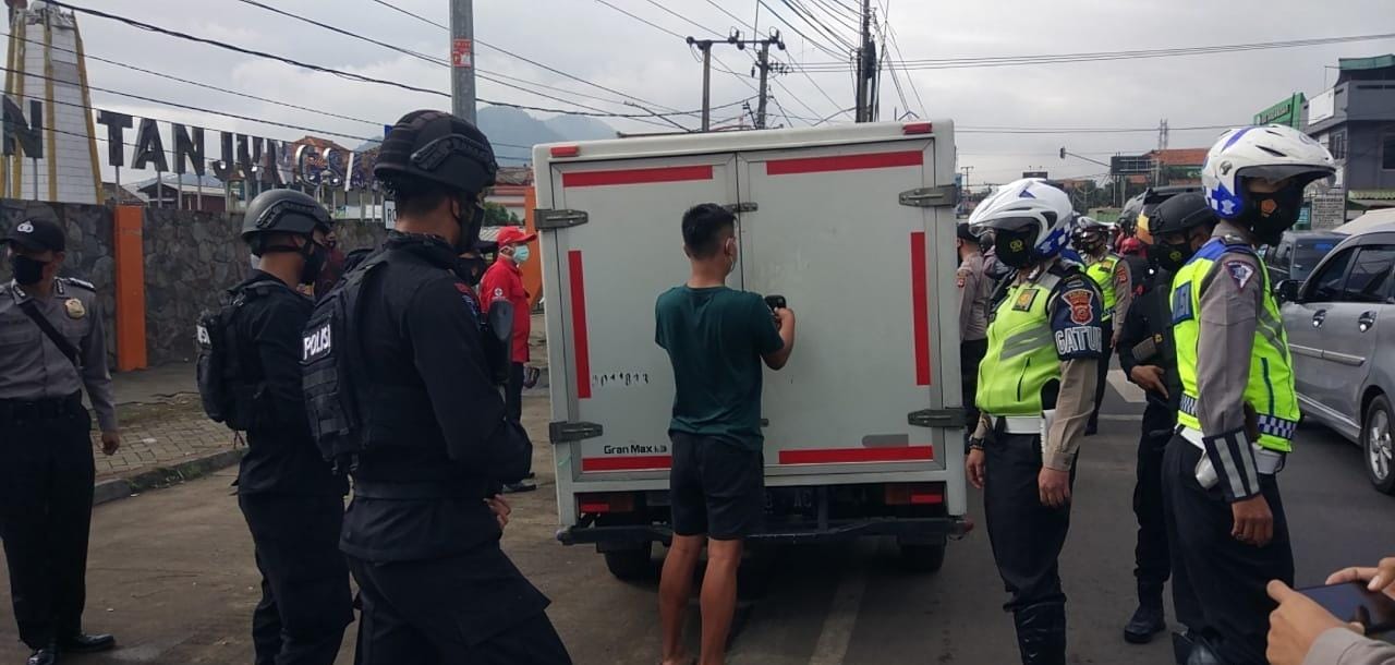 Sat Brimob Polda Jabar Bantu Amankan Ops Yustisi Di Wilayah Hukum Polres Sumedang