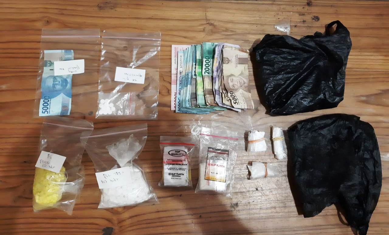 Jualan Pil Trex dan Dextro Pemilik Warung Di Besuki Diamankan Satreskoba Polres Situbondo