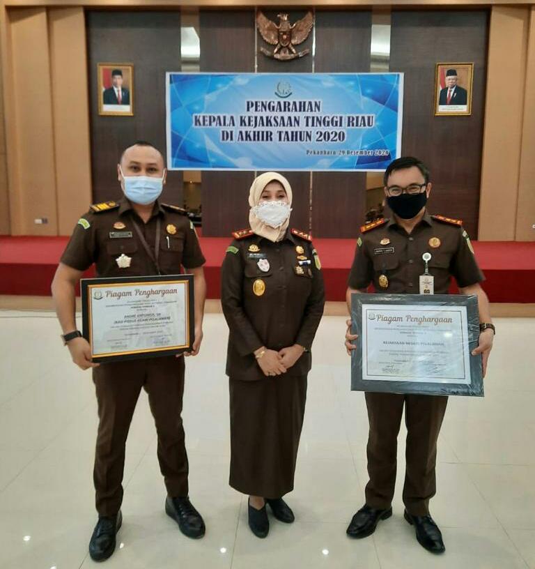 Kejari Pelalawan Terima Piagam Penghargaan Sebagai Kado Penghujung Tahun 2020