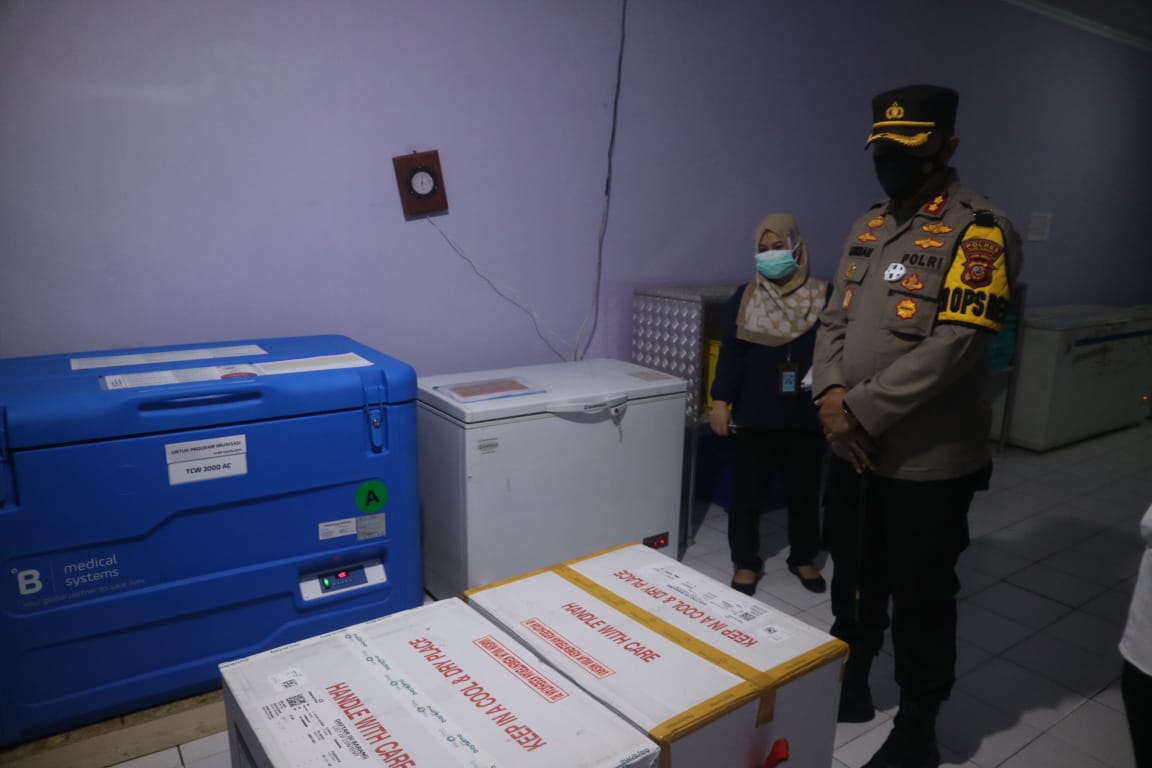 Kapolres Sukabumi Kawal Kedatangan Vaksin Sinovac di Sukabumi