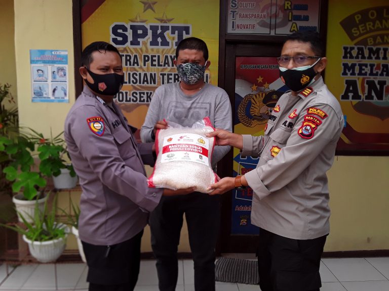 Polres Serang Kota melalui Polsek Baros Bagikan Beras Pada Warga