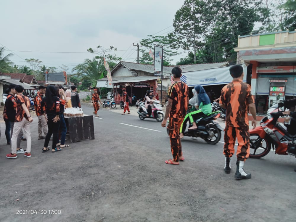 Kegiatan Rutin Berbagi Takjil untuk Buka Puasa Ramadhan Dilaksanakan oleh Ormas Pemuda Pancasila PAC Banjaranyar
