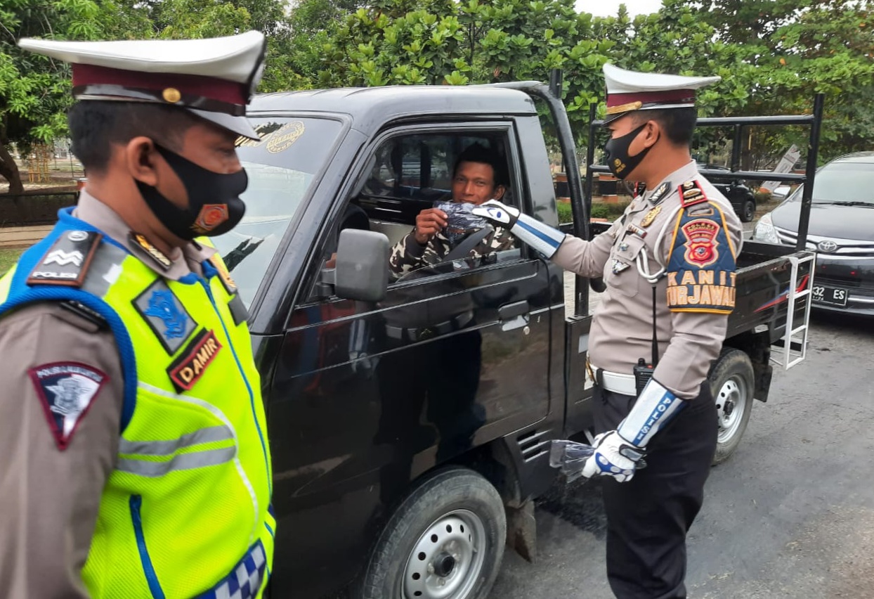 Polres Indramayu Membagikan 2,5 juta Masker Pada Pengguna jalan 