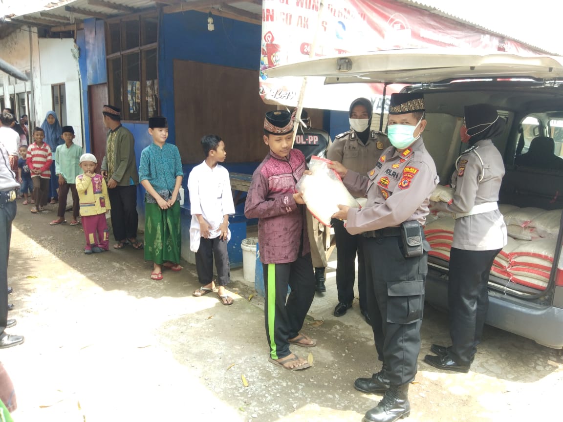 Polres Indramayu Bagikan 1.750 Kg Beras Untuk Panti Yayasan Yatim Piatu