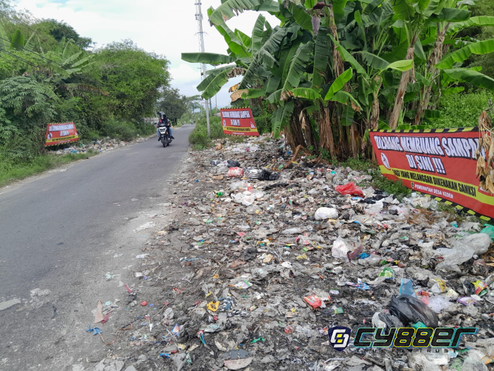 Sampah Berserakan di Jalan Pedan-Trucuk, Warga Desa Keden Keluhkan Kondisi Lingkungan