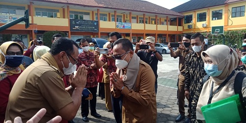 Walikota Cilegon Asungkan SMPN 2 Cilegon menjadi Juara Sekolah Sehat Tingkat Provinsi 2021