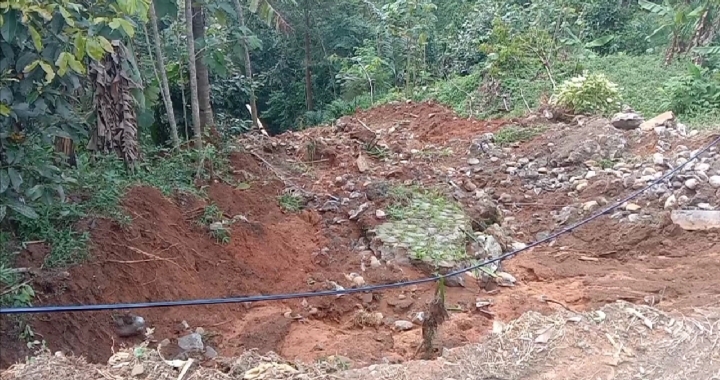 Longsor pada Bibir Jalan Kabupaten di Dusun Karangsari Kecamatan Wanareja Tinggal Menunggu Korban
