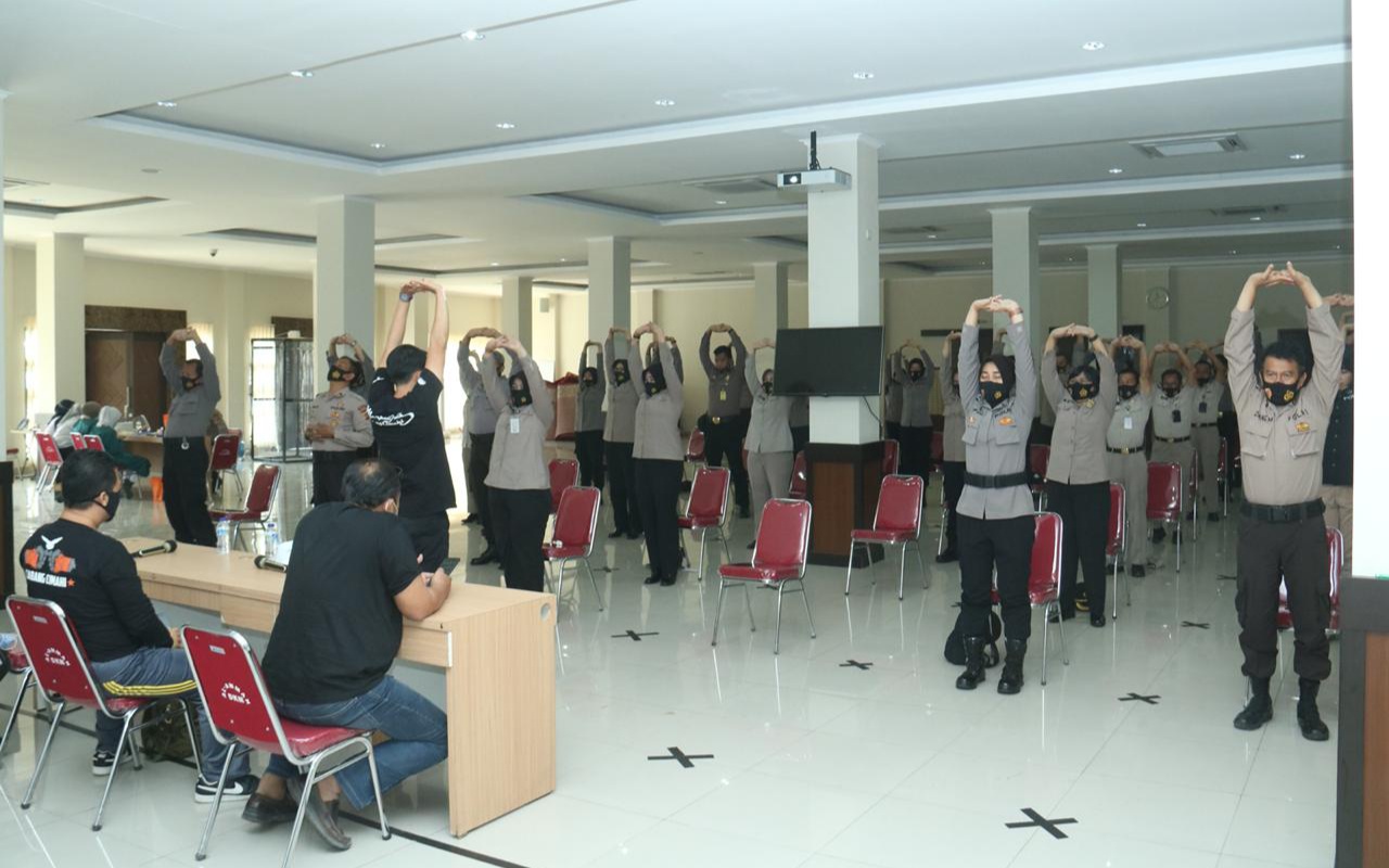 Personil Bid Humas Polda Jabar, Laksanakan Senam Metode Pernapasan Kebugaran 