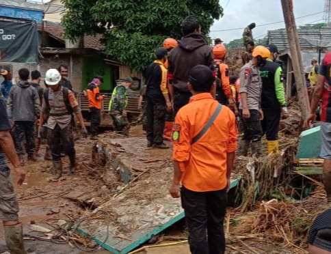Ditemukan Mayat Pria Korban Banjir Bandang dipinggir Sungai Cicurug.