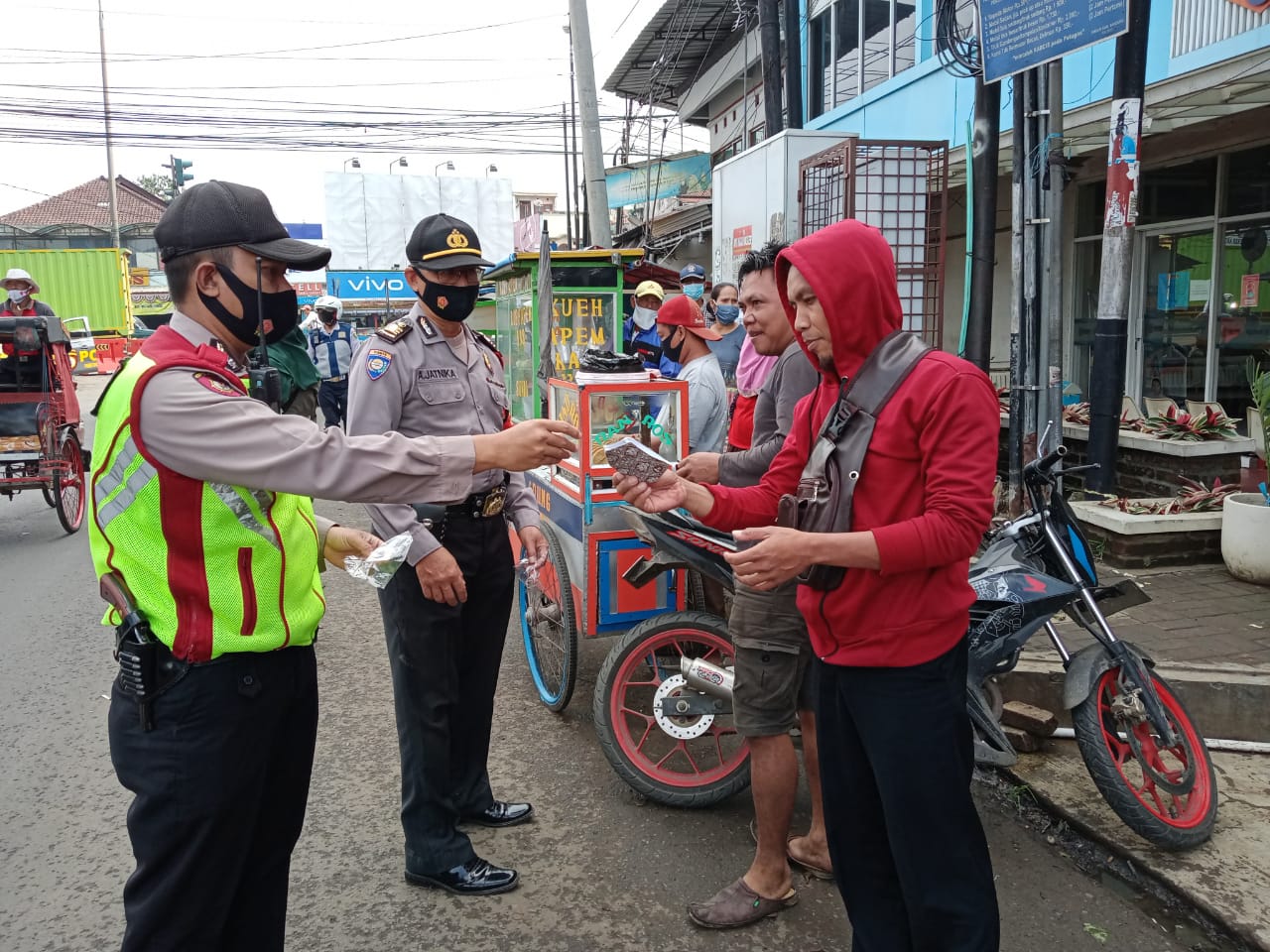 Satuan Tugas PPKM Tahap 2 Rancaekek Kab. Bandung Bagikan Masker Gratis