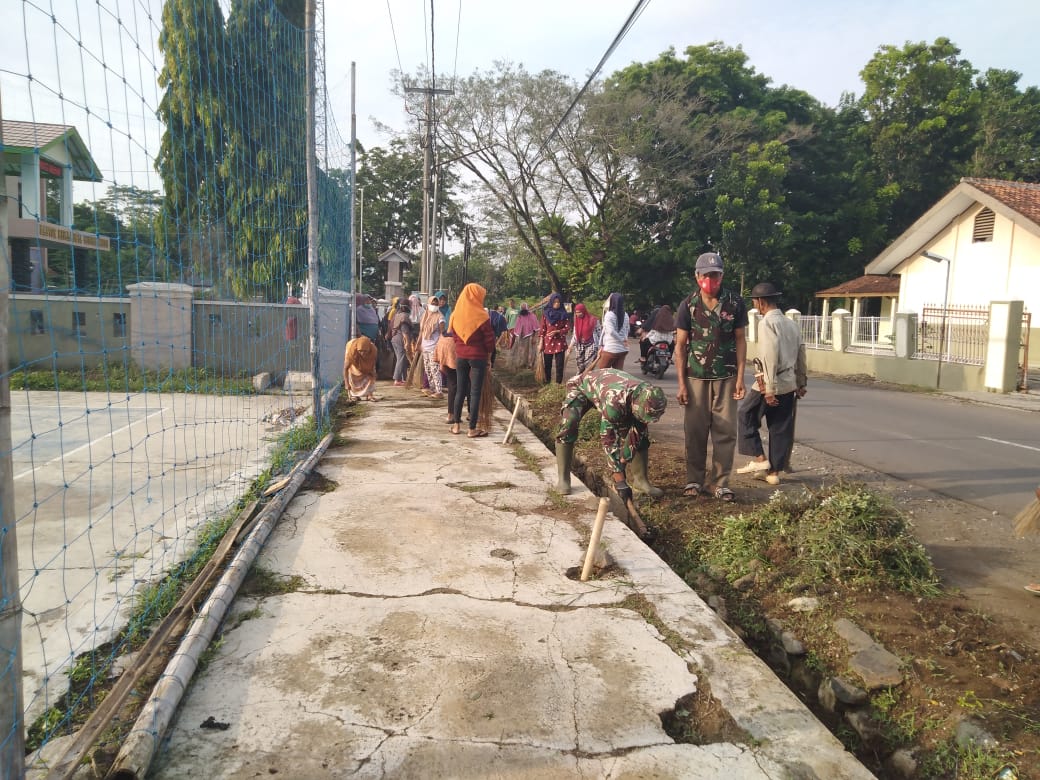 Giat Anggota TNI Dengan Masyarakat Adakan Gotong Royong Dukuhmaja Kuningan