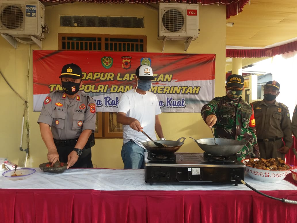 Jelang Buka Puasa Kapolsek Anjatan Bagikan Nasi Kotak Untuk Masyarakat