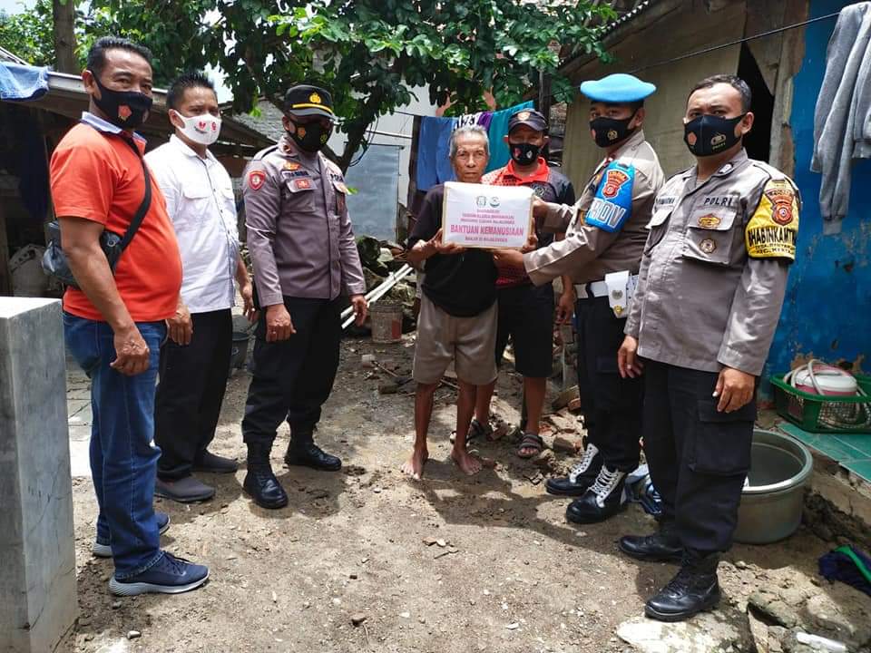 Polres Majalengka Polda Jabar Salurkan Bantuan Sembako Dari Bhayangkari Cabang Majalengka Kepada Korban Banjir