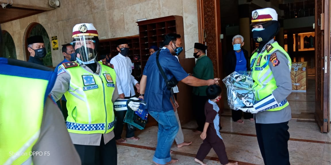 Dit Lantas Polda Jabar Bagikan Masker Saat Sosialisasi Ops Zebra Lodaya 2020 Kepada Jamaah Masjid Raya Bandung