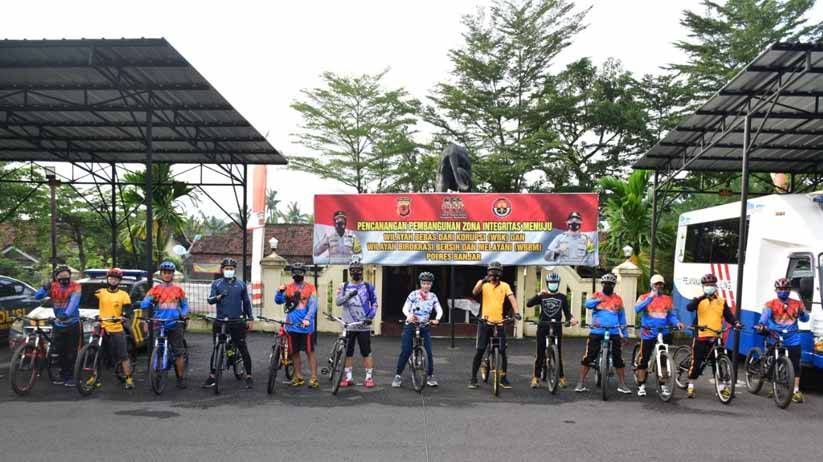 Akhir Pekan, Kapolres Banjar Gowes Bareng Cek Posko PPKM Mikro 