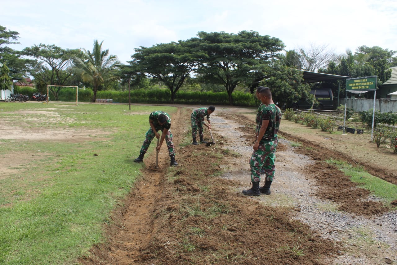 Anggota Kodim Giat Gotong Royong di Makodim Tuba