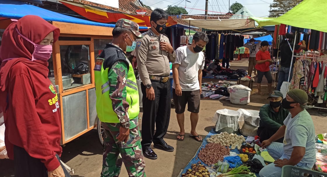 Polsek Cisitu Gelar Ops Yustisi di Pasar Tumpah dan Bagikan Masker