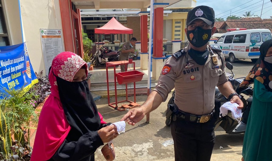 Sosialisasikan PPKM Cegah Penyebaran Covid-19, Bhabinkamtibmas Polsek Malausma Bagikan Masker