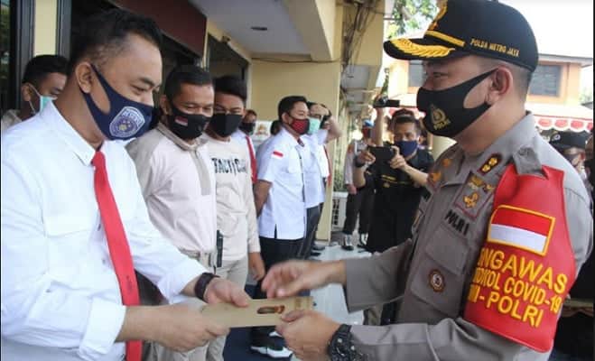 Sejumlah Anggota Polres Metro Jakbar Mendapat Penghargaan atas Keberhasilannya