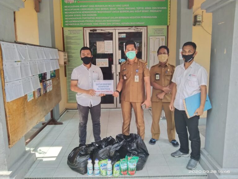 Pelindo I Dumai Bagikan Bahan Disinfektan Untuk 4 Kelurahan Sekitar Kawasan Pelabuhan