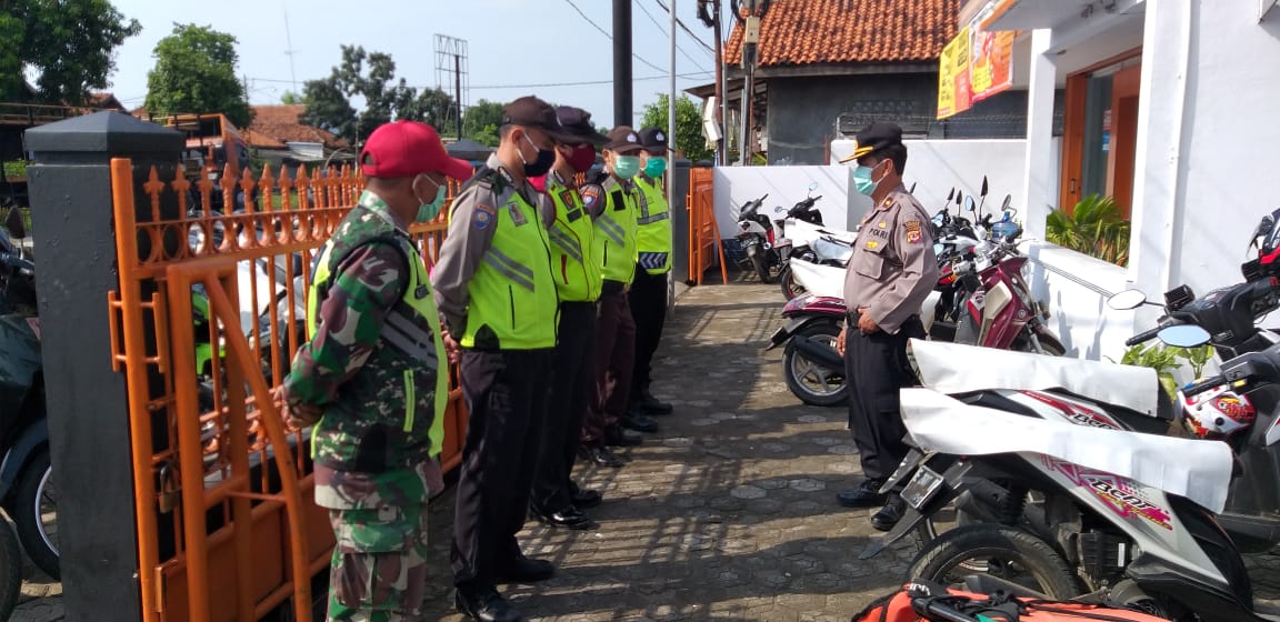 Kapolsek Karangampel Perintahkan Anggotanya Untuk Kawal Pendistribusian 435 KPM