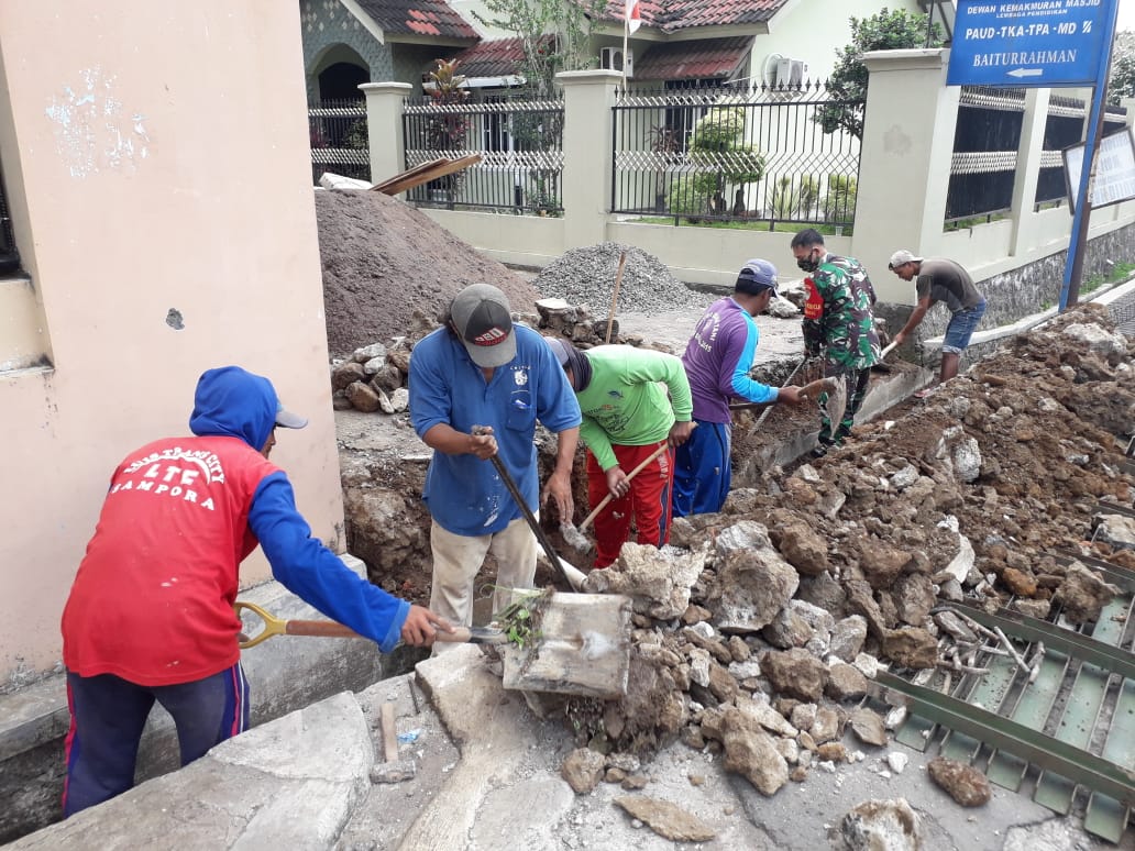 Jelang Hujan TNI dan masyarakat Perbaiki Saluran Irigasi di Caracas Kuningan