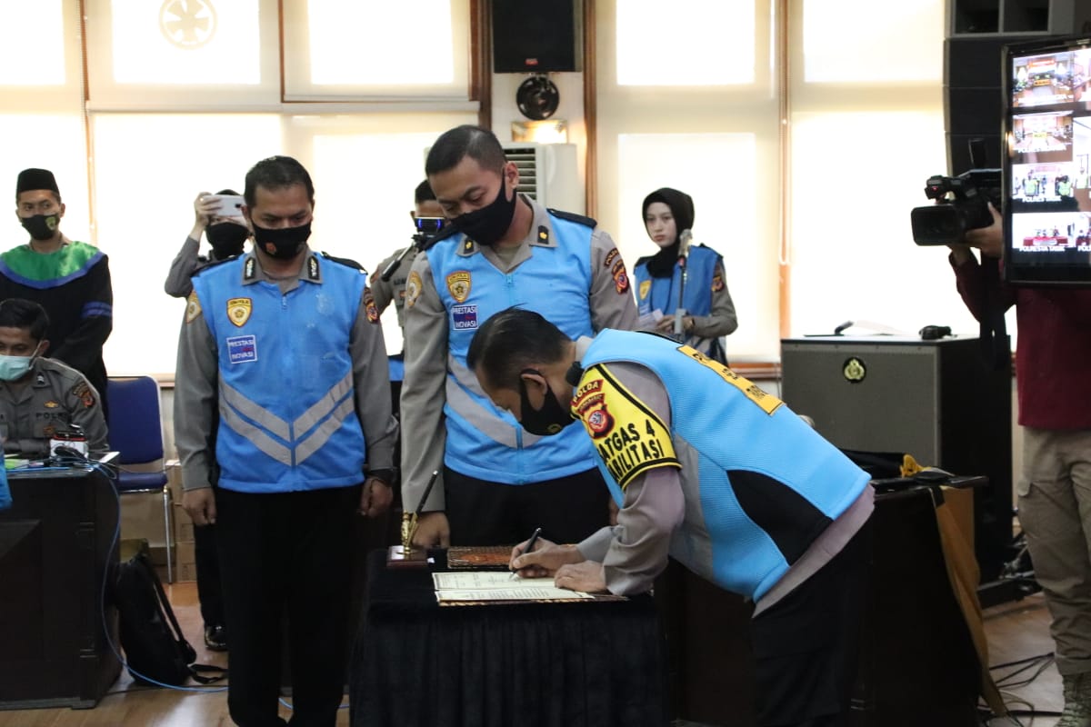 Penandatanganan Pakta Integritas dan Pengambilan Sumpah Penerimaan Terpadu Bintara Polisi Tahun 2020 Panda Polda Jabar