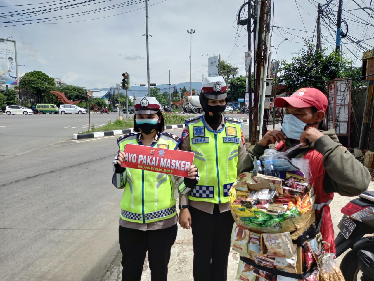 Dit Lantas Polda Jabar Sosialisasikan Ops  Zebra Lodaya 2020 dan Bagikan Masker Diseputaran Gedebage Kota Bandung
