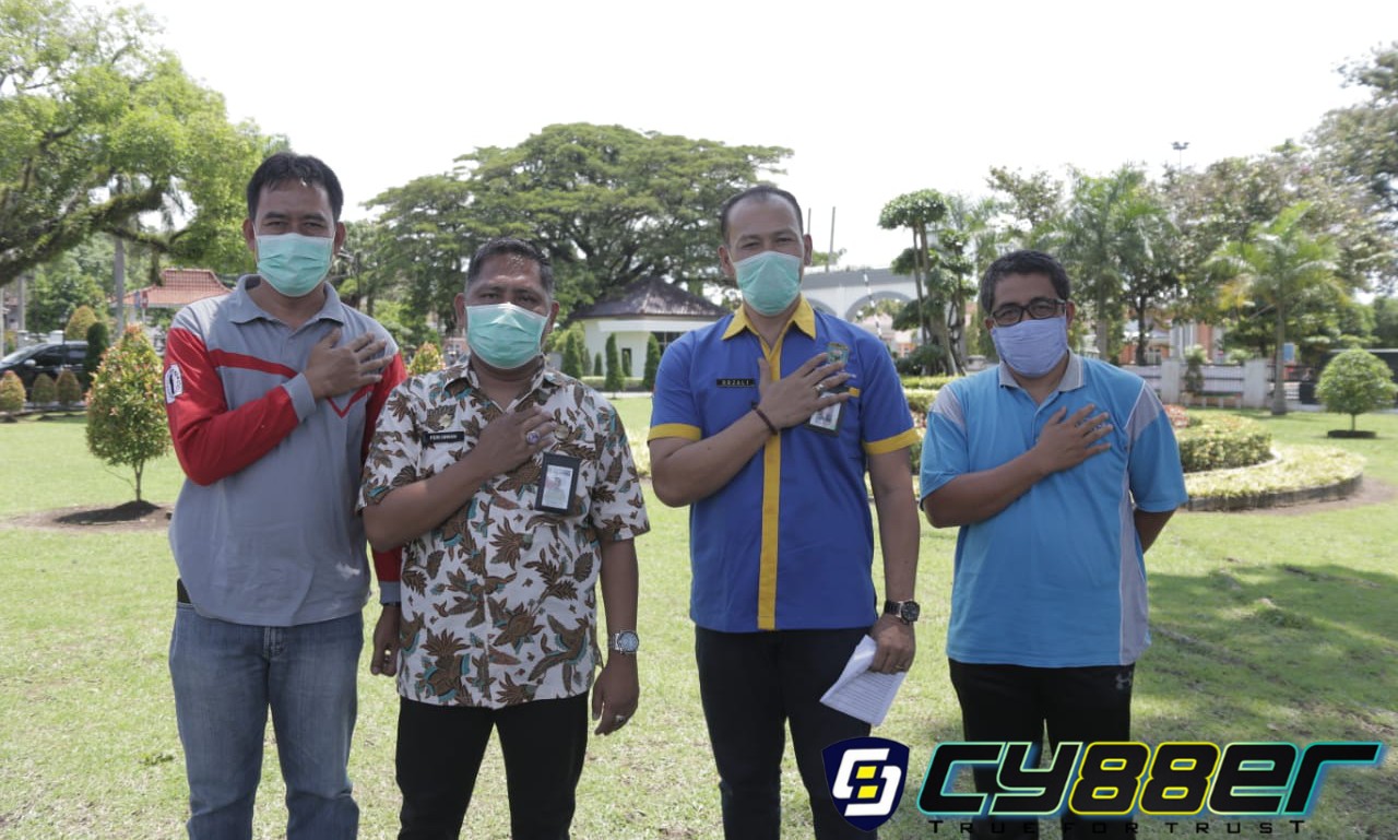 Tim Humas Satgas Covid-19 OKU Mengingatkan Warga Memakai Masker.